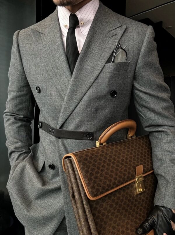 Gun collar double-breasted striped suit - Image 3