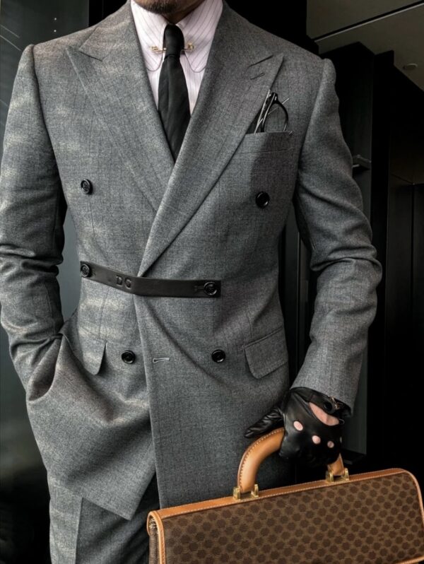Gun collar double-breasted striped suit - Image 2